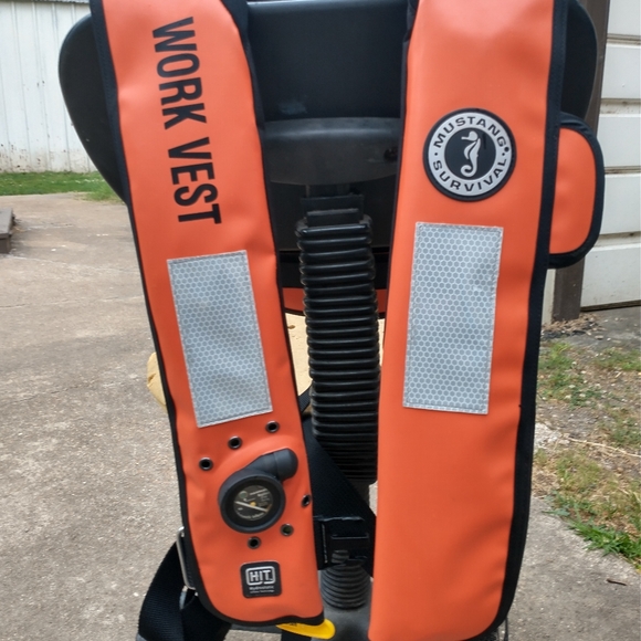 Inflatable work vest life jacket. - Picture 4 of 4